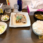 家庭料理居酒屋 よってって - とり唐揚げのホワイトソースがけ