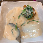 家庭料理居酒屋 よってって - スプーンを付けてくれた❣️ホワイトソースをすくって食べる