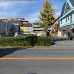 家庭料理居酒屋 よってって - いつもの駐車場。飯食って出てきて100円だ。
