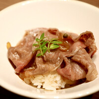 焼肉うしごろ 銀座店 - ご飯の上に甘辛い牛肉（牛丼）