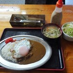 Ginza Kare - 中盛りカレーに目玉焼き＆味噌汁＆グリーンサラダ