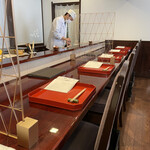 割烹 新多久 - カウンターは六席のみ