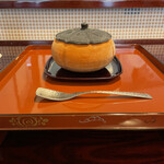 割烹 新多久 - 柿の器に入った柿のアイス