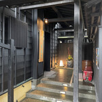 割烹 新多久 - 玄関へのアプローチ