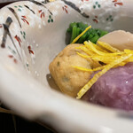 割烹 新多久 - 焼畑赤蕪とセロリのしんじょうの炊き合わせ