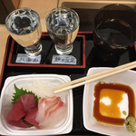 Ajino Fue - 日本酒2杯セット（八海山と 景虎）と刺身2種（マグロとタイ）。900円。