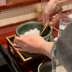 割烹 新多久 - 一杯目は丁寧によそってくださります