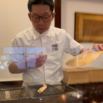 割烹 新多久 - 丁寧に炭で炙ります