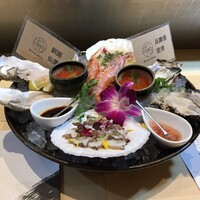 四ツ橋・新町 牡蠣と肉たらしビストロAKIRA - シーフードプラッター（牡蠣２種（釧路仙鳳趾・兵庫室津）・今治地ダコ・ホタテ・本ズワイガニといくら・赤エビ）