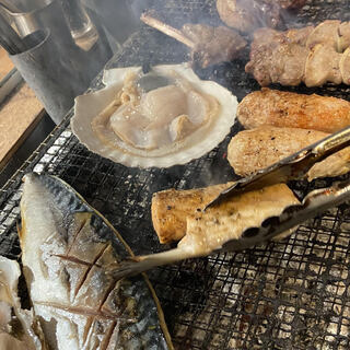 備長炭でじっくり焼き上げられる食材たち