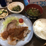 家庭料理居酒屋 よってって - ♪豚肉のトマトソースかけ定食¥500