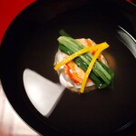 あさば -    松葉蟹糝薯椀  柚  芽蕪  糝薯は 松葉蟹びっちり     お吸い物も澄んで清らかです