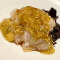 日本料理FUJI - ③伊勢海老〜炭で炙った伊勢海老に味噌をのせ、キクラゲのお浸しを添えて。大きい伊勢海老を大胆に捌いて、ぷりっぷりの料理。金地に輝く味噌と透き通った身が絡まった奥行きのある味わい。╰(*´︶`*)╯♡