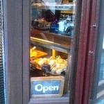 シンハ - 外から店内のスコーンがちょっとだけ見えます