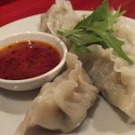 生碼麺食道 - 「特製　水餃子」：浅草開化楼の皮を使用！もっちりと吸い付くような皮は、
      ふるふるっとした滑らかな下触りで、甘い♪
      