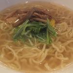 生碼麺食道 - 「柚子塩生碼麺」の麺：自家製の塩だれは、
      柔らかに香る鰹の出汁と出逢って、
      和の落ち着き。
      