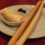 生碼麺食道 - 「クリームチーズ西京味噌漬け　グリッシーニ添え」：添えられたグリッシーニの香ばしさと、
      ベリーのドライフルーツの甘酸っぱさとも
      相性が良いですね！
      