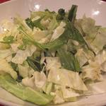 生碼麺食道 - 「究極の塩キャベツ」：“究極”の秘密は、
      昆布でたっぷり出汁をとり、
      魚醤でコクと旨みをプラスした、
      “自家製の塩だれ”を使っているから
      