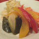 生碼麺食道 - 「自家製ピクルス」：酸味の角がとれて優しい甘さ。
      仕上げに山椒と胡椒をサッと♪
      