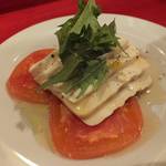 生碼麺食道 - 「豆腐とトマトのカルパッチョ」：たっぷりの昆布出汁が
      柚子と共に芳しく、
      魚醤も入ってパンチ有り！
      