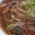 生碼麺食道 - 「生碼麺」の餡：麺の上には、
      もやし・キャベツ・豚肉・玉ねぎ・
      人参・キクラゲ・青梗菜などの具がたっぷり♪
      