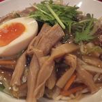 生碼麺食道 - 「生碼つけ麺」（アップ）：餡は生碼麺と共通ですが、
      味付玉子・メンマ・水菜が加わってリッチです♪
      