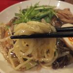 生碼麺食道 - 「生碼つけ麺」の麺：プリップリの麺が元々絡まり易いタチなのか、
      絡まって絡まって、引き上げるのが大変。。。
      