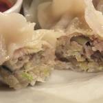 生碼麺食道 - 「特製　水餃子」の中身：キャベツを極微塵に切った餡は
      ふっくらとした口当たりで
      豚肉の甘味を充分にたたえ♪
      