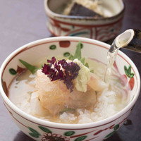 うち山 - 鯛茶にだし汁注ぎこむ