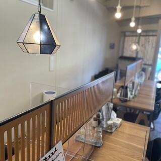 【お洒落空間】女性も立ち寄りやすい木目調の明るくシックな店内