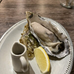 OYSTER GARDEN - 釧路産の牡蠣。450円。大ぶりでクセなし。殻が入ってるってこともなく。めっちゃ美味い。白ワインで食べるべきだね。