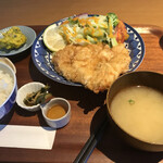 チキン南蛮 クレタ - 漬物の横に追い酢があります