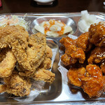 ネネチキン - ハーフ＆ハーフ(プレーン＆ヤンニョム)   これで一羽分かなぁ？ちょっと少ないかも？といった量。プレーンはザクザク食感カマボコテント美味いけど、ヤンニョムはチープな感じだなぁ。子供達のチキンという印象