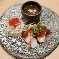 すき焼き 串カツ はるな 本町店 - ⚫︎前菜3種
                      ⚪︎ローストポーク（イブ美豚もも肉使用）
                      ⚪︎しらす（和歌山産）
                      ⚪︎もずく（沖縄産）