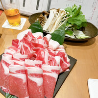 すき焼き 串カツ はるな 本町店 - ⚫︎イブ美豚のしゃぶしゃぶ　手前から、
                    ⚪︎ロース
                    ⚪︎肩ロース
                    ⚪︎モモ
                    ⚪︎バラ