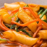 Topokki (spicy stir-fried rice cakes)