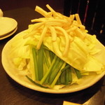 牛もつ鍋 おおいし - 鍋に入りきれない野菜は後から・・・