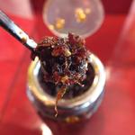 生碼麺食道 - 「特製　生碼油」の中身：鰹節と昆布をふんだんに使い、
      花椒もしのばせた、“食べる調味料”♪
      