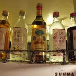 生碼麺食道 - カウンターの一番奥にディスプレイされている、中国酒の数々♪