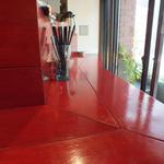 生碼麺食道 - カウンター席は、ヴィヴィっとな赤で明るい！