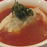 生碼麺食道 - 「えびの餃子　～トマトスープ～」：12～3cmは有ろうかの大餃子にさっぱりとしたトマトスープ！