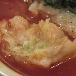 生碼麺食道 - 「えびの餃子　～トマトスープ～」の餡：粗く刻んだ海老がプリッとしながら、
      ふっくらと優しい食感の餡！
      