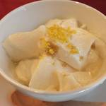 生碼麺食道 - 「豆乳杏仁豆腐」：刻み柚子をトッピングしているので、
      さっぱりとした甘さと後味の良さ♪
      