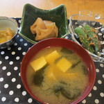 Kuiyanse - 味噌汁、副菜３種
