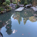 Kinhoutei - 前にあるもみじが浮かぶ鏡のような池