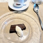 La Brianza - ボネピエモンテーゼ柚子ジェラートと。季節を感じさせる柚子のジェラートをまったりショコラなボネとだなんて何て素敵なアレンジなんでしょう☆