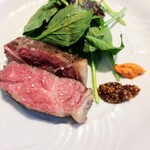 La Brianza - サカエヤ熟成牛サーロイン炭火焼きロメスコソースタスマニア産粒マスタード添え。ロメスコソースもタスマニア産粒マスタードもとてもおいしいのに付けずに食べてしまうお肉の旨みジューシーさ最高美味♡(๑´ڡ`๑