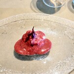 La Brianza - ストラッチャテッラチーズカプレーゼ仕立てガスパチョソース。ミルキートロトロのストラッチャテッラチーズと甘酸っぱさもあるガスパチョが素敵なバランス♪