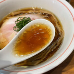 ラーメン屋 トイ・ボックス - 地鶏にブレンド醤油のスープ