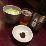 富士子 - お通しキャベツは390円で食べ放題。赤味噌を付けて食べるようだがビールに合う。